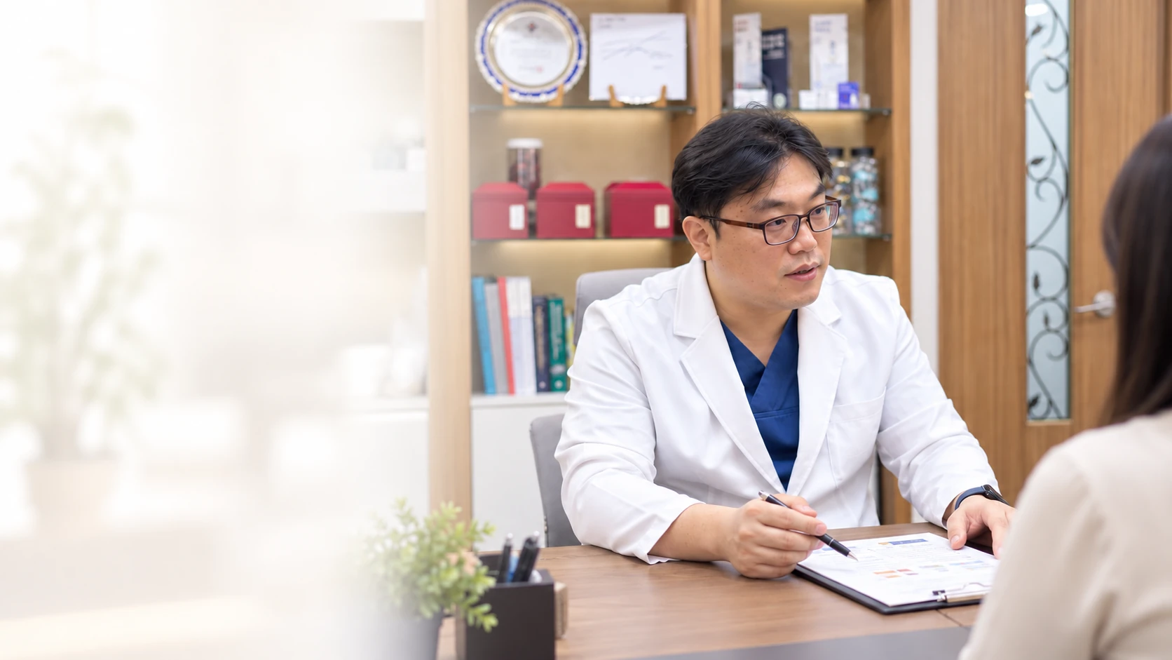 환자와 상담하며 진료 방향을 설명하는 김용훈 대표원장