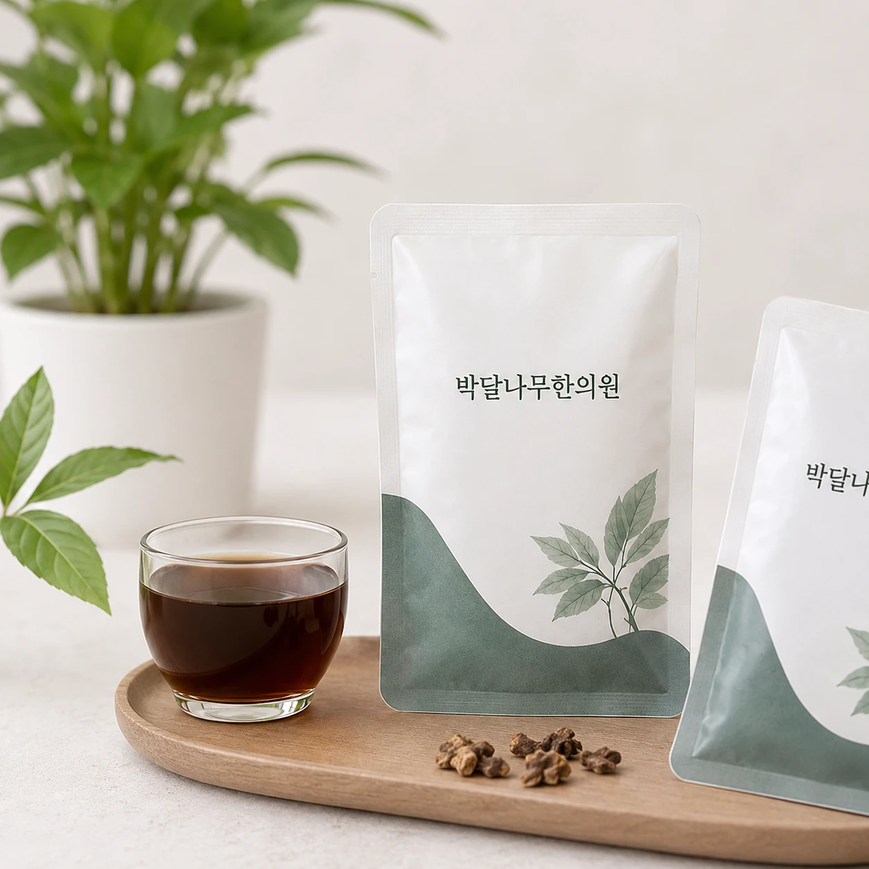 박달나무한의원 한약 파우치와 한약 이미지